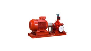 Pemeliharaan pompa hydrant oleh teknisi di ruang pompa gedung komersial